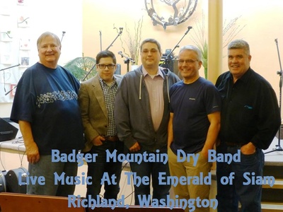 Badger Mountain Dry Band Performs Live Music At The Emerald of Siam Richland, Washington